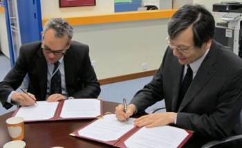 (Left)     Mr Richard Wesley, Museum Director, HKMM | (Right)  Prof Chung-Lun Li, former Head, Department of Logistics and Maritime Studies, PolyU